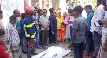 দিনাজপুরে ইজিবাইক থেকে পড়ে নারী নিহত: অক্ষত কোলের সন্তান