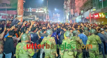 রংপুরে সনাতনী সম্প্রদায়ের বিক্ষোভ সড়ক অবরোধ  ৩ সাংবাদিক সহ ৪ জন আহত