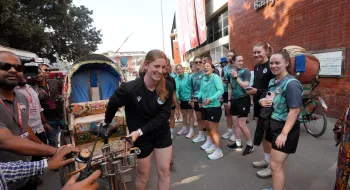 মিরপুরে রিকশা চালালেন আইরিশ নারী ক্রিকেটাররা