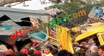 দিনাজপুরে যাত্রীবাহী বাস ও মালভর্তি ট্রাকের মুখোমুখি সংঘর্ষে চারজন নিহত: আহত-১৮