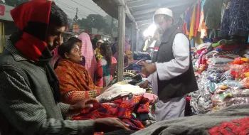 ফুটপাতে জমে উঠেছে শীতবস্ত্র বিক্রি