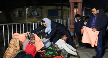 নীলফামারীতে শীতের রাতে প্ল্যাটফর্মে শুয়ে থাকা ছিন্নমুল শীতার্তদের কম্বল দিলেন ডিসি