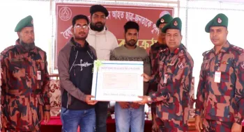 নীলফামারীতে বৈষম্যবিরোধী আন্দোলনে চোখের আলো হারাতে বসা সাকিবকে বিজিবির অনুদান