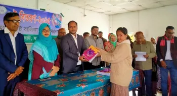 নতুন পাঠ্যপুস্তক পেয়ে বাঁধভাঙা উচ্ছ্বাসে মেতেছে শিক্ষার্থীরা