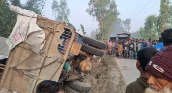 হাতীবান্ধায় নিয়ন্ত্রণ হারিয়ে ঘরের ভিতরে ট্রাক, প্রাণ গেল নারীর