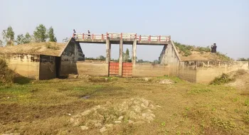 ঠাকুরগাঁওয়ে কাজে আসছেনা কোটি টাকার স্লুইস গেইট