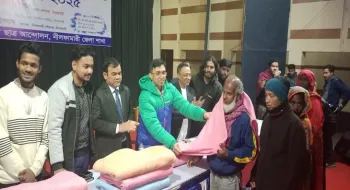 নীলফামারী পৌরসভার উদ্যোগে চারশ শীতার্তদের মাঝে কম্বল বিতরণ