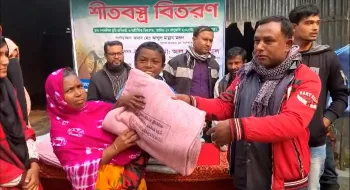 ফুলবাড়ীতে প্রতিবন্ধি ও অটিস্টিক শিক্ষার্থীদের মাঝে শীতবন্ত্র বিতরন