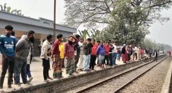 বুড়িমারী এক্সপ্রেস ট্রেনটি ‘কাকিনা স্টেশনে’ স্টপেজের দাবিতে বিক্ষোভ