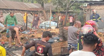 সৈয়দপুরে ভয়াবহ অগ্নিকান্ডে সর্বস্ব পুড়ে ছাই ৯ পরিবারের