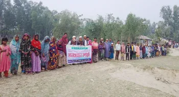 কুড়িগ্রামে স্থায়ী বাঁধ নির্মাণ ও নদী ভাঙ্গন রোধে মানববন্ধন অনুষ্ঠিত