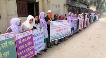 দেশের বিভিন্ন স্থানে নারী ফুটবল খেলায় হামলার প্রতিবাদে কুড়িগ্রামে মানববন্ধন