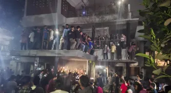 ভাঙার ঘোষণা দিয়ে ধানমন্ডি-৩২ নম্বরে শিক্ষার্থীরা