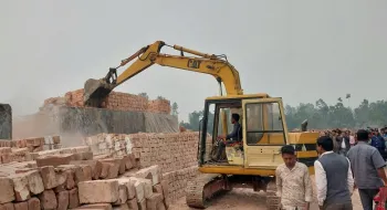 কুড়িগ্রামে লাইসেন্স না থাকায় পাঁচ ইটভাটা গুঁড়িয়ে দিলো প্রশাসন