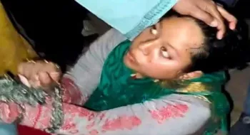 আ.লীগের নারী কর্মীকে হাত-পা বেঁধে পিটুনি, পুলিশে সোপর্দ