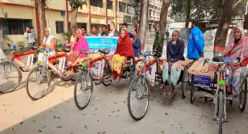 সৈয়দপুরে ভিক্ষাবৃত্তি থেকে বিরত রাখতে ৫ ভিক্ষুককে রিকশাভ্যান প্রদান
