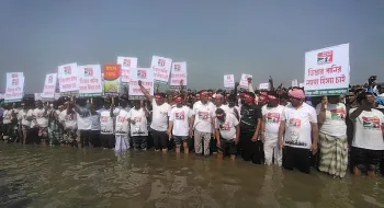 তিস্তার হাঁটু পানিতে নেমে প্লাকার্ড প্রদর্শন