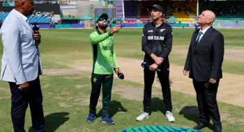 উদ্বোধনী ম্যাচে টস জিতে নিউজিল্যান্ডের বিপক্ষে ফিল্ডিংয়ে পাকিস্তান
