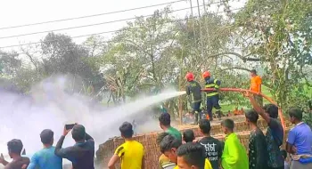 নীলফামারীতে অগ্নিকান্ডে ছয়টি পরিবারের ২০টি বসতঘর পুড়ে ছাই