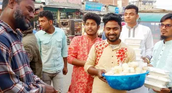 দিনাজপুরে পথচারীসহ রোজাদারদের মাঝে ইফতার বিতরণ