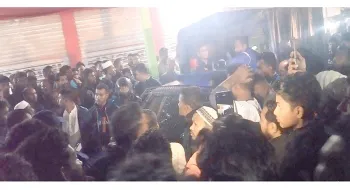 কুড়িগ্রামে যুবককে আটক করায় পুলিশের গাড়িতে হামলা অবরোধ