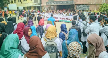 রংপুরে মেডিকেল শিক্ষার্থীদের বিক্ষোভ, চিকিৎসকদের কর্মবিরতি