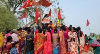 কুড়িগ্রামে উৎসবমুখর পরিবেশে দোল উৎসব, প্রতিটি মন্দিরে ভক্তের উপচে পড়া ভিড়