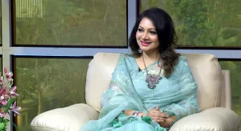 নিজেকে ঈদ কার্ড উপহার দেন আঁখি আলমগীর