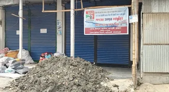 আদিতমারীতে বিএনপি নেতার কান্ড, দোকানের সামনে মাটি ফেলে দোকান দখলের চেষ্টা