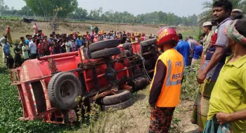 দিনাজপুরে তেলের লরি খাদে পড়ে ২ জনের মৃত্যু