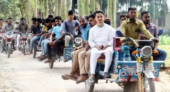 গাড়ি, ভ্যানের পর এবার টমটমের বহর নিয়ে গ্রামে গ্রামে সারজিস