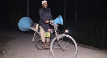 লালমনিরহাটে ফ্রিতে ১০ বছর ধরে মানুষকে ডেকে তোলেন সেহরির ফেরিওয়ালা আবদুল্লাহ