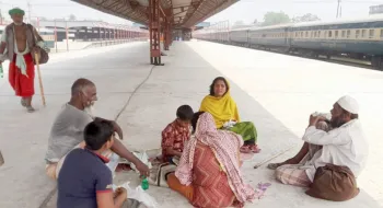 রাজু-সাজুদের ঈদ কাটছে স্টেশনের প্ল্যাটফর্মে