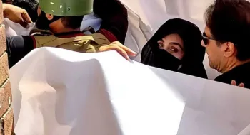 ঈদের নামাজ পড়তে পারেননি ইমরান খান
