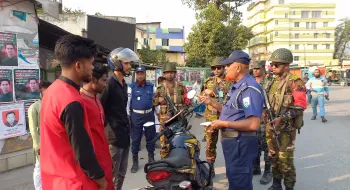 পঞ্চগড়ে সড়কে দূর্ঘটনা এড়াতে যৌথ বাহিনীর অভিযান