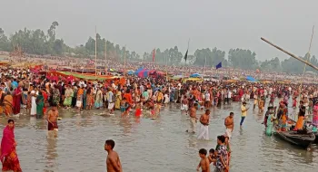 কুড়িগ্রামের ব্রহ্মপুত্র নদে সনাতন ধর্মাবলম্বীদের অষ্টমীর স্নানে লাখো পূর্ণার্থীর ভিড়