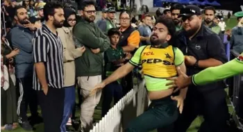 হোয়াইটওয়াশ হওয়ার পর সমর্থকের দিকে তেড়ে গেলেন পাক ক্রিকেটার