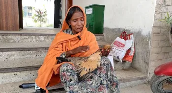 মুরগি মেরে ফেলার বিচার চেয়ে থানার গেটে বসে পড়লেন নারী