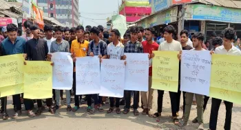 অভিযুক্ত ধর্ষককে গ্রেপ্তার ও ফাসির দাবিতে উত্তাল চিলাহাটিবাসীর মানববন্ধন