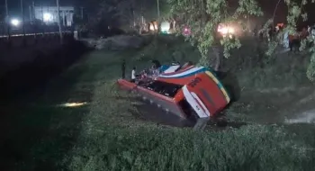 বাস-ট্রাক সংঘর্ষে ৩ জন নিহত, আহত ৪০