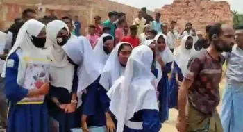 প্রবেশপত্র না পেয়ে এসএসসি পরীক্ষার্থীদের সড়ক অবরোধ