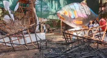 আগুনে পুড়ল ‘হাসিনার দানবীয় মুখাকৃতি’সহ দুটি মোটিফ