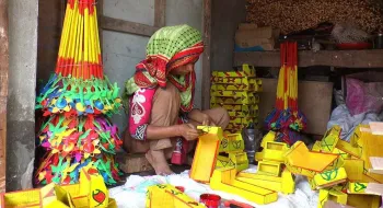 প্লাস্টিকের খেলনার দাপটে হারিয়ে যাচ্ছে কাঠের গাড়ি