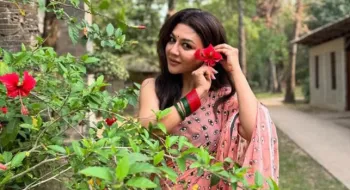নববর্ষে লাল-সাদার ঝলক, শুভেচ্ছায় শাকিব-জয়া-তিশারা