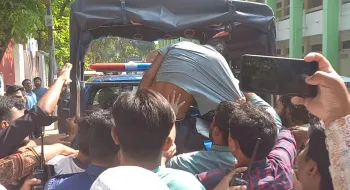 পঞ্চগড়ে ছাত্রীকে যৌন হয়রানির অভিযোগে শিক্ষককে গণধোলাই দিয়ে পুলিশে দিল জনতা