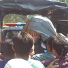 পঞ্চগড়ে ছাত্রীকে যৌন হয়রানির অভিযোগে শিক্ষককে গণধোলাই দিয়ে পুলিশে দিল জনতা