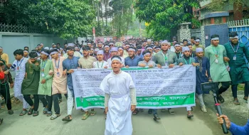 মাথায় কাফনের কাপড়, মুখে লড়াই করে বাঁচার স্লোগান