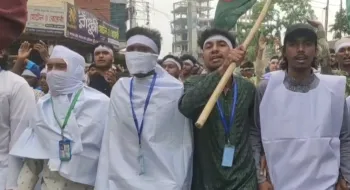 কুড়িগ্রামে দাবি আদায়ে কাফনের কাপড় পড়ে কারিগরি শিক্ষার্থীদের মিছিল