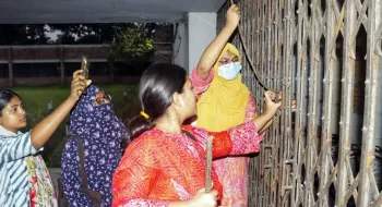এবার কুয়েটে রোকেয়া হলের তালা ভেঙে ছাত্রীদের প্রবেশ