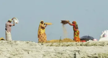 ‘ব্যাটাদের লগে তাল মিলি কাম করি, তারা পায় ৫০০ আর হামার বেলায় ২০০’